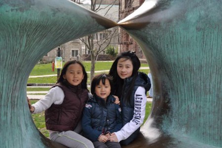 3 cô con gái của GS Ngô Bảo Châu:rong ảnh (từ trái sang): Ngô Thanh Nguyên, Ngô Hiền An và Ngô Thanh Hiên